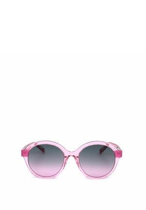 Occhiali da sole rotondi rosa traslucidi con lenti a gradiente scuro su sfondo bianco.