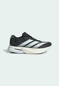 Sort-hvid Adidas løbesko med tre hvide striber, tyk hvid sål og snørebånd, vist fra siden på en lys baggrund.