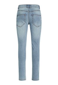 Jeans de mezclilla azul claro con corte ajustado, que cuentan con bolsillos traseros y un diseño de pierna recta. La tela tiene una textura ligera con un acabado desteñido.