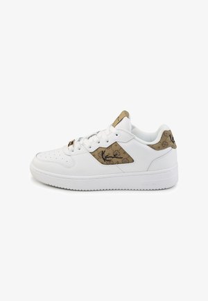 Bijela tenisica niskog kroja s uzorkom u boji konjaka, zatvaranjem na vezice i debelim gumiranim potplatom prikazana na bijeloj pozadini.