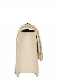 Beige Lederhandtasche mit strukturierter Form, ausgestattet mit einem goldenen Kettenriemen und einer strukturierten Oberfläche. Die Seitenansicht zeigt minimale Details.