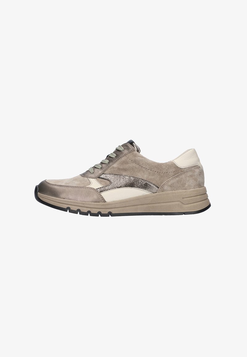 Beige Wildleder-Sneaker mit metallischen Akzenten, strukturierten Einsätzen und kontrastierenden cremefarbenen Details. Mit grauen Schnürsenkeln und einer leichten Sohle.