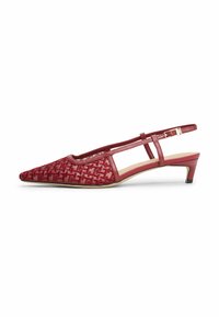 Chaussure slingback rouge avec un bout pointu, supérieure en cuir texturé arborant un motif géométrique, et un talon bas pour la stabilité. Sangle ajustable incluse.