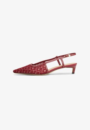 Rote Slingback-Schuhe mit spitzem Zeh, Obermaterial aus strukturiertem Leder mit geometrischem Muster und niedrigem Absatz für Stabilität. Verstellbarer Riemen inklusive.