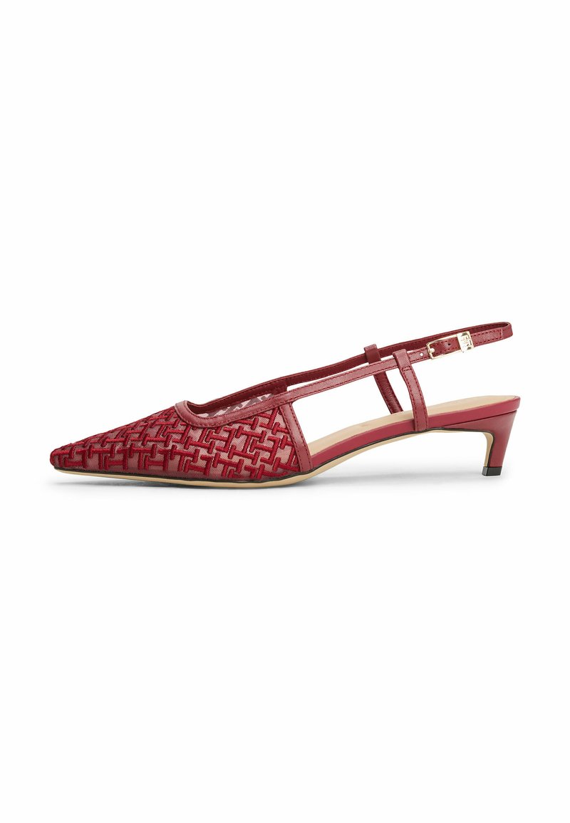 Chaussure slingback rouge avec un bout pointu, supérieure en cuir texturé arborant un motif géométrique, et un talon bas pour la stabilité. Sangle ajustable incluse.