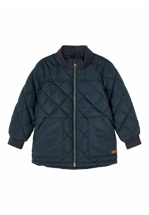 Granatowa pikowana kurtka z zamkiem z przodu, prążkowanym kołnierzem i dwoma przednimi kieszeniami. Posiada elastyczne rękawy oraz małą metkę z logo na brzegu.