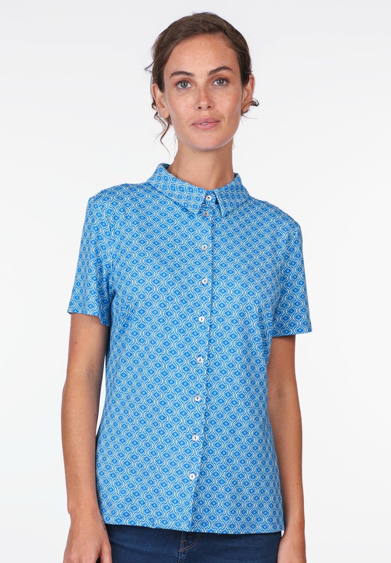 Blaues Kurzarmhemd mit Wellenmuster, Knopffront und Kragen. Hergestellt aus leichtem Stoff mit glatter Textur.