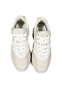 Jasnoszare sneakersy z teksturowaną siateczkową cholewką, gładkimi zamszowymi akcentami oraz białymi sznurówkami, z amortyzującą podeszwą dla komfortu.