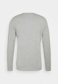 Grijze lange mouw t-shirt met een ronde hals, gemaakt van een zachte katoenmix, met een gladde textuur en een eenvoudig, minimalistisch ontwerp.