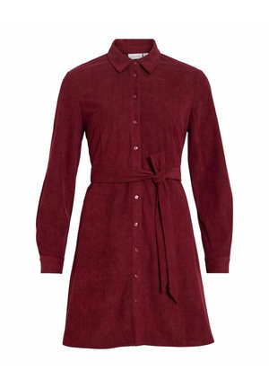 Vinröd skjortklänning med krage, långa ärmar och knytband i midjan. Mjukt, texturerat tyg med matchande knappar framtill.