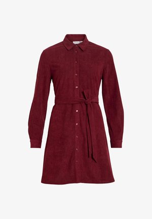Vinröd skjortklänning med krage, långa ärmar och knytband i midjan. Mjukt, texturerat tyg med matchande knappar framtill.