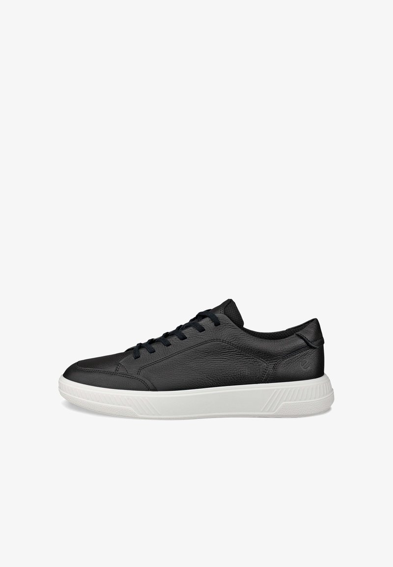 Μαύρα δερμάτινα αθλητικά παπούτσια με υφή, λευκή λαστιχένια σόλα, σχεδιασμό με κορδόνια και διακριτικές πλευρικές λεπτομέρειες.