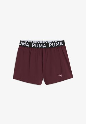 Tummanpunaiset urheilushortsit, joissa on musta joustovyötärö, jossa on valkoinen "PUMA"-kirjoitus ja pieni vaaleanpunainen PUMA-logo sivussa.