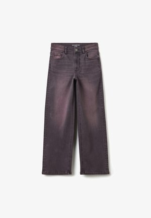 Jean large en denim de couleur violet foncé, avec une fermeture à bouton, un design à cinq poches et des zones décolorées créant une apparence texturée.