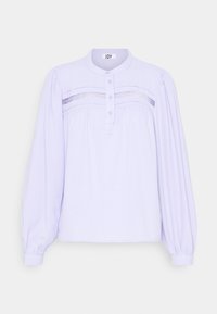 Blusa a manica lunga di colore lavanda chiaro con colletto rotondo, chiusura a bottoni e cuciture decorative sul petto. Tessuto fluido e polsini elasticizzati.