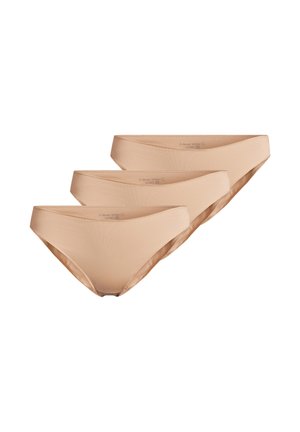 Drei nahtlose Damen-Bikini-Slips in Beige, diagonal übereinander angeordnet vor weißem Hintergrund.
