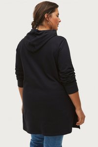 Ellos Plus collection KASSI - Jersey con capucha - black