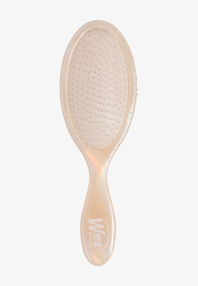 Nasser Pinsel mit einem ovalen, durchsichtigen Gehäuse, einem strukturierten Griff und feinen Kammborsten. Die Farbe ist ein helles Perlmutt mit einem Logo auf dem Griff.