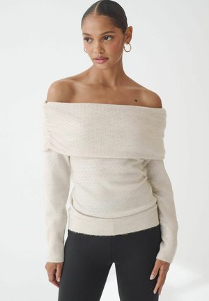 Cremfarbener, schulterfreier Pullover mit strukturiertem Muster und enganliegendem Saum. Lange Ärmel und weiches Strickmaterial. Minimalistisches Design ohne Verzierungen.