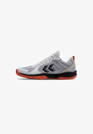 Zapatos deportivos blancos con parte superior de malla gris, acentos negros y suela naranja. Presentan un sistema de cordones y laterales texturizados para mayor agarre.