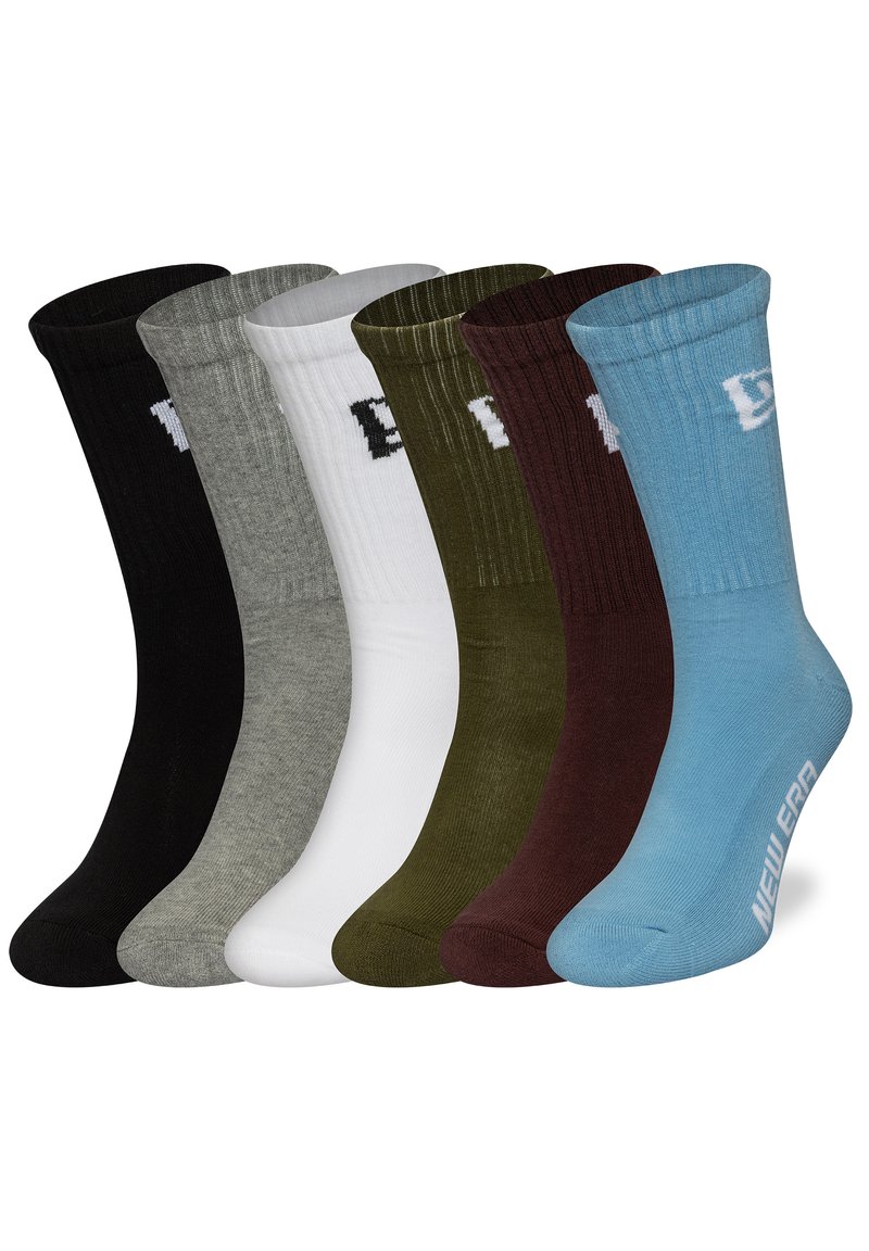 Six paires de chaussettes de sport en noir, gris, blanc, olive, marron et bleu. Texture côtelée avec des accents de logo sur le revers et la cheville.
