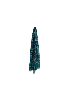 Écharpe bleu foncé et verte avec de grands motifs abstraits de feuilles, suspendue pliée sur un fond blanc.