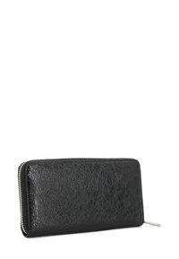 Portafoglio in pelle nera con superficie testurizzata e chiusura con zip argentata. Forma rettangolare con profilo sottile, adatto per carte e contanti.