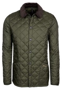 Veste matelassée vert olive avec col en velours côtelé marron, boutons-pression à l'avant, deux poches avant et logo Barbour sur la poche.