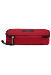 Pochette rettangolare rossa realizzata in tessuto resistente, con una cerniera superiore, un piccolo gancio per il trasporto e un'etichetta del marchio sulla parte frontale.