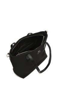 Crna torba s kožnim ručkama, s patentnim zatvaračem i unutarnjim džepovima. Minimalistički dizajn s metalnim logotipom.