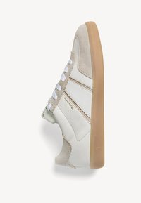 Sneakers bianchi con accenti in suede beige, suola in gomma e lacci bianchi; presentano pelle liscia e un sottile dettaglio del logo dorato.