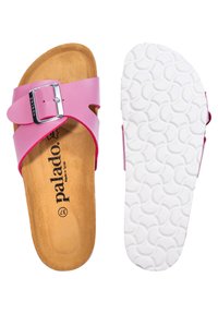 Rosa halkskyddsandaler med en bred rem som har en metallspänne, en brun vadderad innersula och en texturerad vit gummisula.