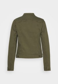 Vista trasera de chaqueta de mezclilla verde oliva con mangas largas, puños abotonados y pestañas ajustables con botones en la cintura.