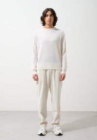 Authentic Cashmere AIGLIÈRE biały