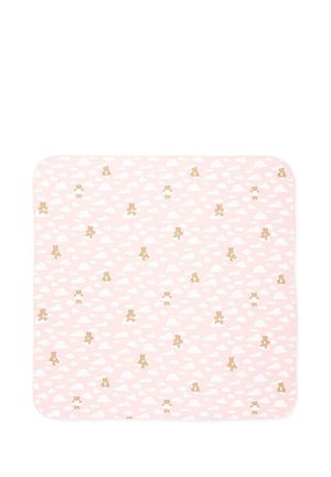 Różowy kocyk dziecięcy z wzorem drobnych misiów i białych chmurek, zaokrąglone rogi, widoczna miękka faktura tkaniny.