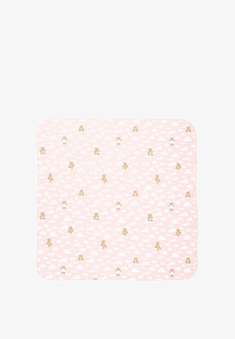Różowy kocyk dziecięcy z wzorem drobnych misiów i białych chmurek, zaokrąglone rogi, widoczna miękka faktura tkaniny.