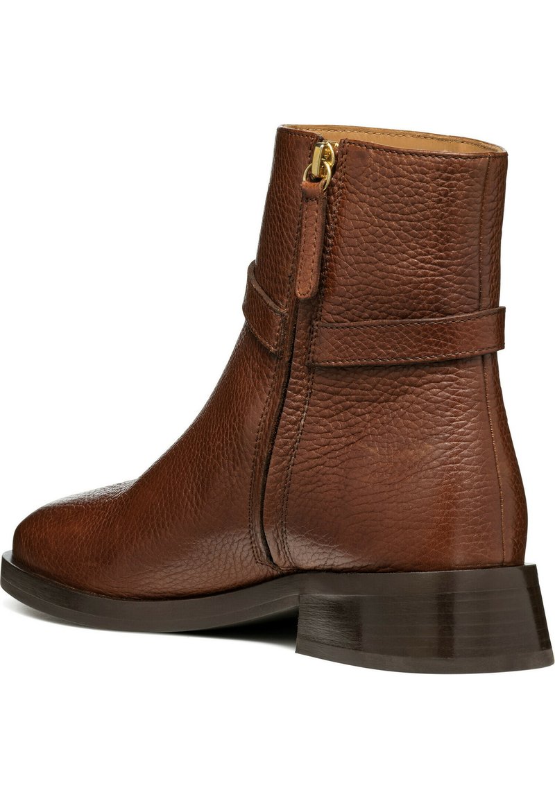 Braune Leder-Ankle-Boots mit strukturiertem Finish, seitlichem Reißverschluss und robustem rechteckigem Absatz. Mit einem Riemendetail um den Knöchel.