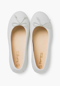 Pantofi ballet albi, cu vârf rotund, talpă din cauciuc texturat și un detaliu cu fundiță ajustabilă în față. Captuseala interioară este din piele bej.