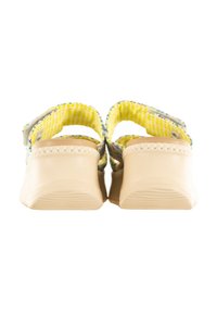 Calzado con una suave suela de goma beige, correas de tela trenzada coloridas y un forro texturizado amarillo. Correas ajustables dobles para un ajuste seguro.