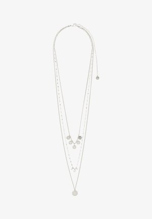 Sudraba daudzslāņu kaklarota ar dažādiem teksturētiem piekariņiem, tostarp apaļām diskiem un mazām pērlītēm, ar regulējamu aizdari.