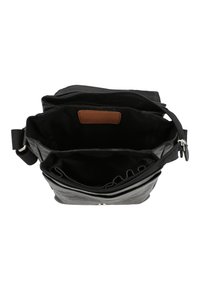 Borsa a mano nera in pelle con chiusura a zip, dotata di due scomparti principali, un'etichetta in pelle beige e diversi slot per carte. Texture liscia.