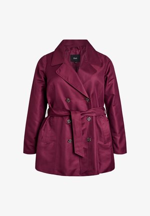 Tumepunane satiinist trensikott, millel on topeltlõikega disain, lai krae, vöö vöökoha ümber ja kaks küljetaskut.