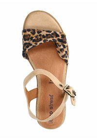 Leopardprint suede bovenkant met een beige leren band. Voorzien van een verstelbare enkelgesp en een gevoerd voetbed. Platte zool.