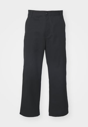 Schwarze, gerade geschnittene Hosen aus Stoff mit glatter Textur, ausgestattet mit einem Frontknopfverschluss und praktischen Taschen.