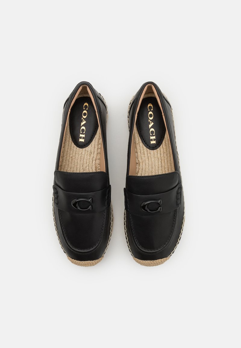 Zwarte leren loafers met geweven jute-details, voorzien van een handtekening logoaccent en een ronde neusdesign. Soepele textuur en eenvoudige constructie.