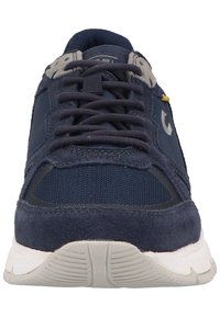Marineblaues Sneaker mit einer Mischung aus Wildleder und Mesh-Material, runder Zehenpartie, gepolstertem Kragen, Schnürverschluss und weißer Gummisohle mit Profil.