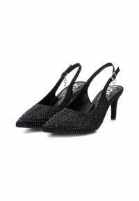 Zapatillas de tacón negras con punta afilada, adornadas con rhinestones negros en la parte superior y un tacón alto fino para mayor elevación.