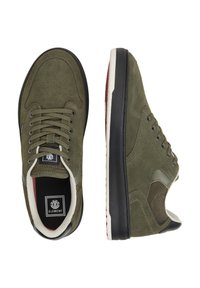 Baskets en suede vert olive avec des accents en maille, semelles en caoutchouc noir et lacets ronds. Présente une étiquette logo sur la languette et des détails perforés.