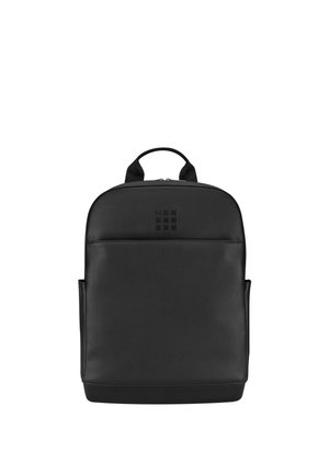 Zaino rettangolare nero con parte superiore arrotondata, manico singolo, tasca frontale, tasche laterali e discreto logo quadrato goffrato vicino al centro superiore.