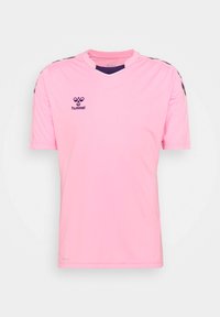 Maillot de sport rose clair à manches courtes avec logo hummel noir sur la poitrine et bandes chevrons noires sur les épaules, affiché sur fond uni.